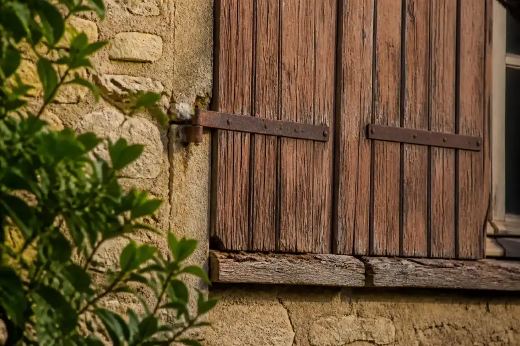Volet en bois aux lames fendues sur facade